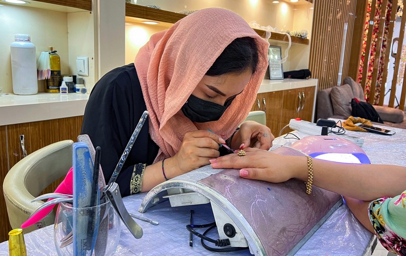 Saloanele de înfrumuseţare din Afganistan, închise definitiv de talibani. „Chiar și acest drept ne-a fost luat”