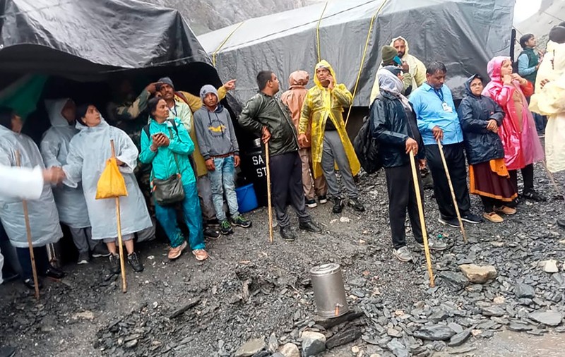 Cel puțin 15 morți și zeci de dispăruți, după o rupere de nori în apropiere de peștera Amarnath din India