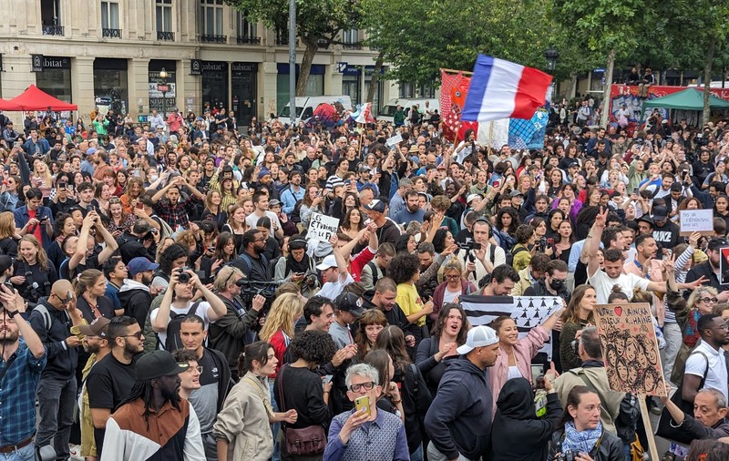 Victoria stângii în alegerile din Franța, sărbătorită de mii de oameni în centrul Parisului. Ciocniri între poliție și unii manifestanți
