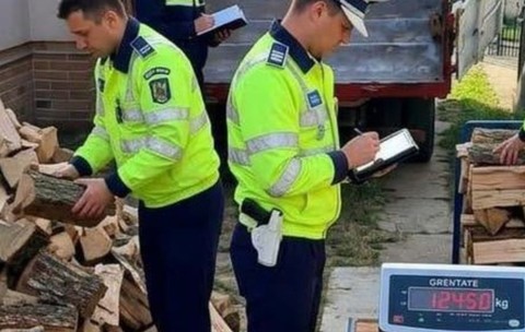 Polițiștii din Satu Mare, obligați să cântărească lemnele de foc din sobe.Sursă foto: Facebook/ Sindicatul Europol.