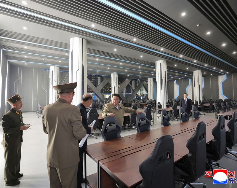 Kim Jong-un și fiica sa, în vizită într-un cartier nou de zgârie-nori din Phenian