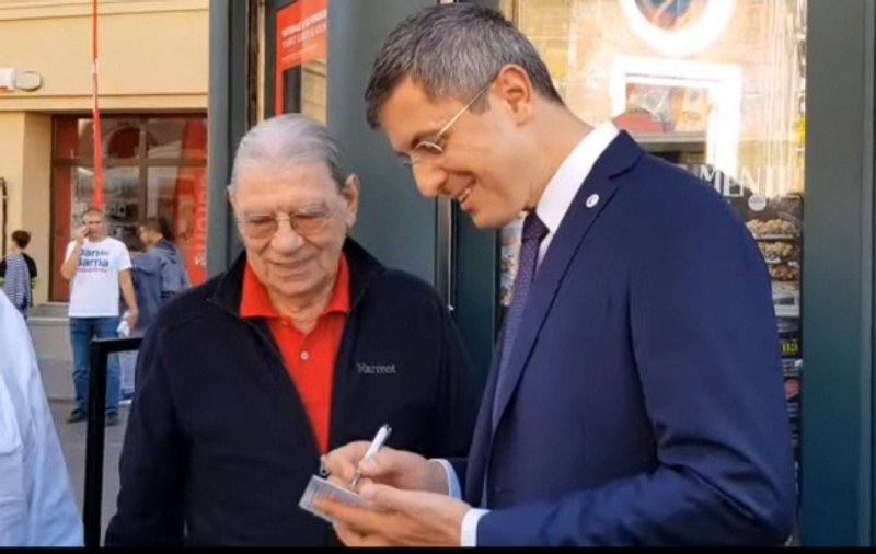Dan Barna, către Emeric Ienei: "Vă dau un autograf?". Candidatul la prezidențiale spune că a fost vorba de un schimb de autografe