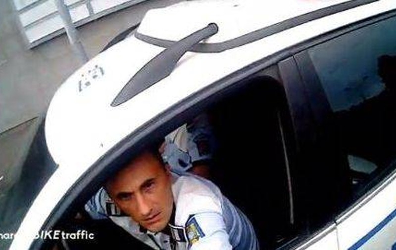 Lecţia pe care le-a dat-o un biciclist unor poliţişti care parcaseră neregulamentar şi stăteau pe... FACEBOOK | VIDEO