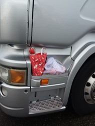 Daruri de Crăciun lăsate pe treptele cabinei de TIR