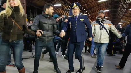 Ilie Năstase a jucat Hora Unirii în Gara de Nord din Bucureşti, luând la dans români de toate vârstele