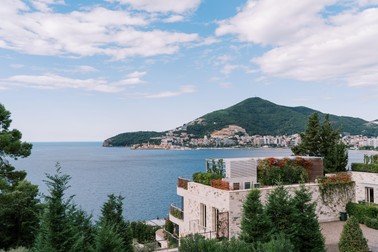 Green garden on the roof of the hotel with terraces on the seashore overlooking the mountains. High quality photo,Image: 976869779, License: Royalty-free, Restrictions: , Model Release: no