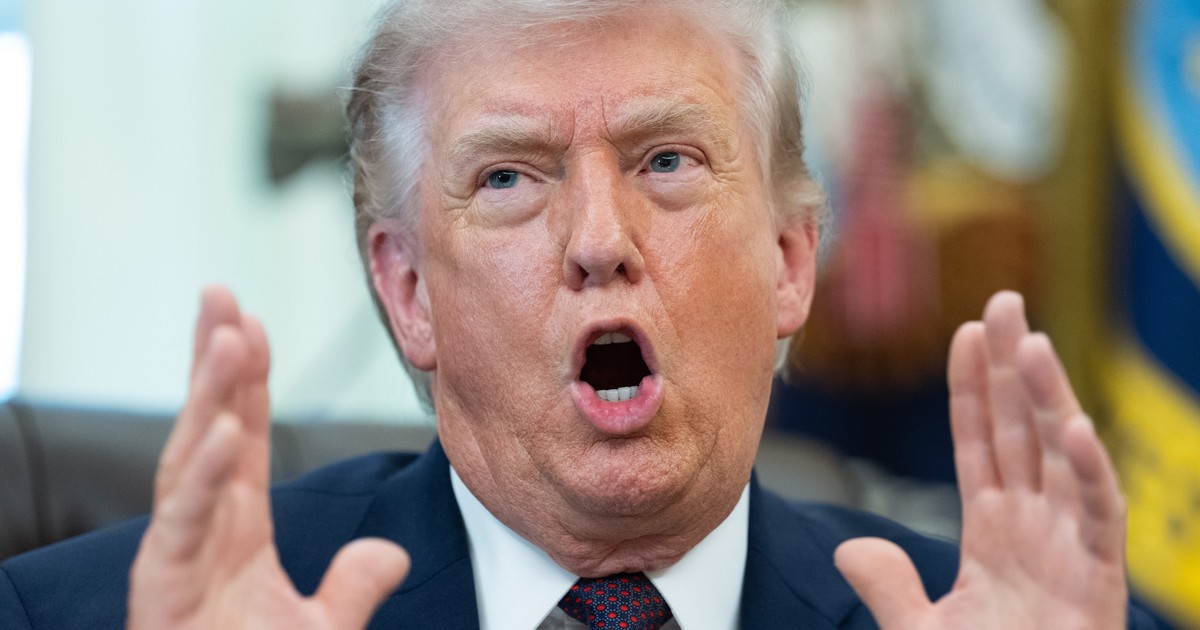 Donald Trump gesticulează în Biroul Oval.