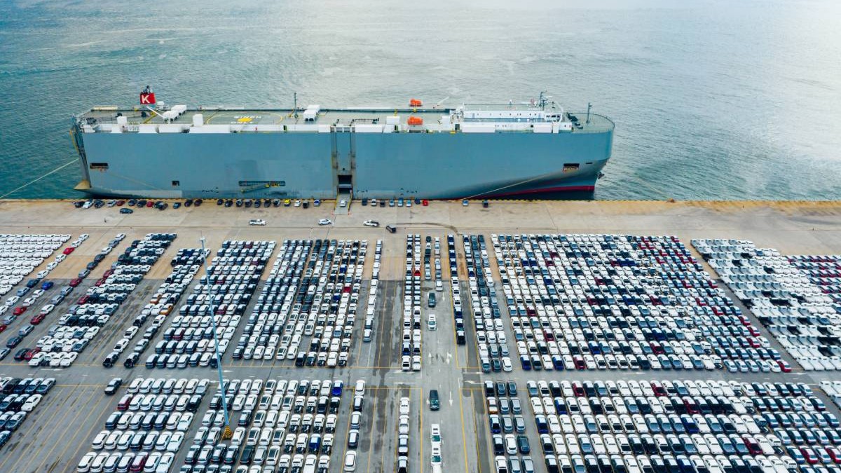 nava care transporta marfa, masini import. foarte multe masini in apropierea navei