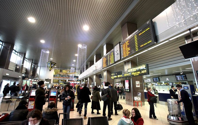 Modernizare la aeroportul Otopeni. Cei cu pașapoarte biometrice nu vor mai da ochii cu polițiștii
