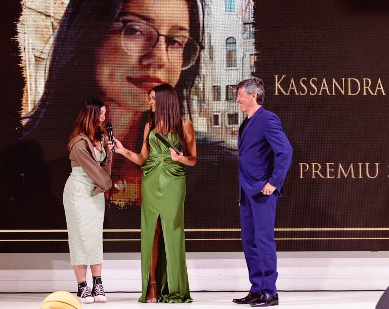 Kassandra se confruntă cu dureri groaznice după cele 50 de operații. Iosif Rotariu îi e alături fiicei sale: „În fiecare seară îi fac masaj”