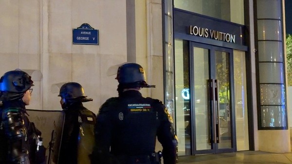 Un grup de protestatari a spart geamurile magazinului Louis Vuitton din Paris, duminică, 18 octombrie. Sursă foto: Profimedia.