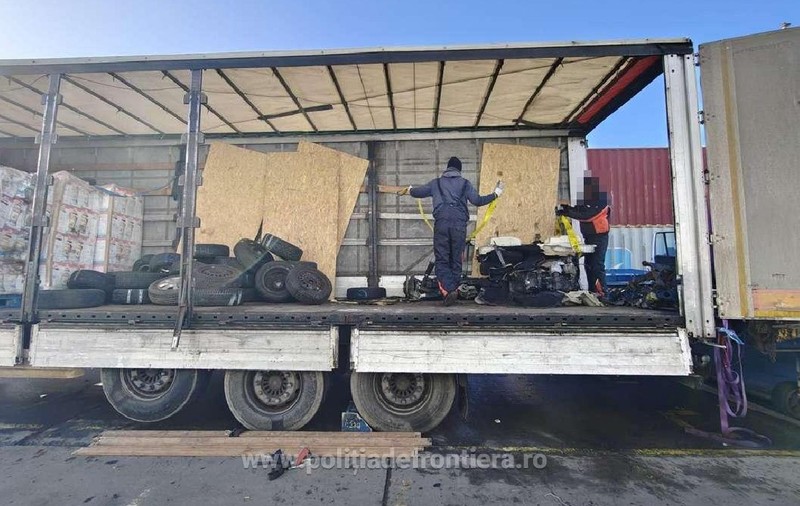 Au demontat trei mașini, furate din Germania și Suedia, în valoare de 320.000 de euro, și au încercat să le introducă în România drept „piese auto uzate”
