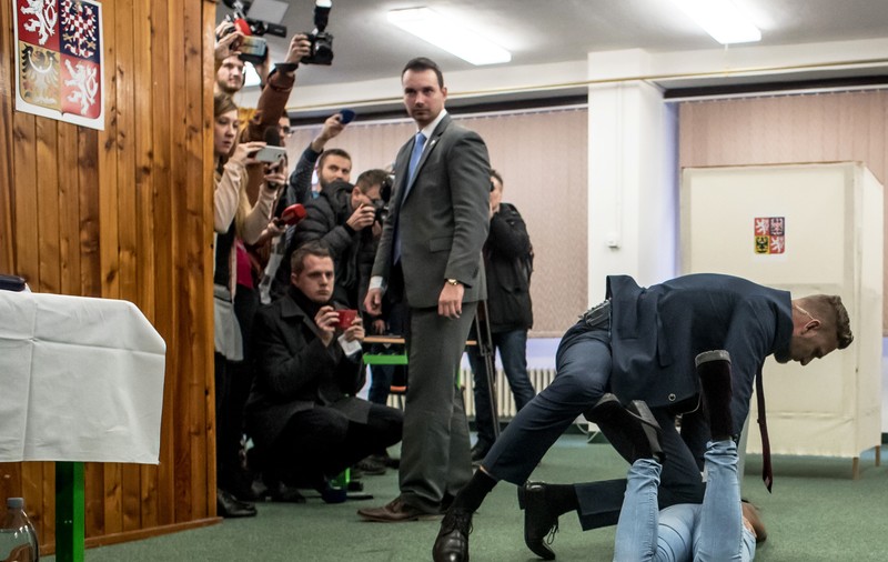 Incident la alegerile prezidențiale din Cehia: O tânără topless l-a atacat pe președintele Milos Zeman