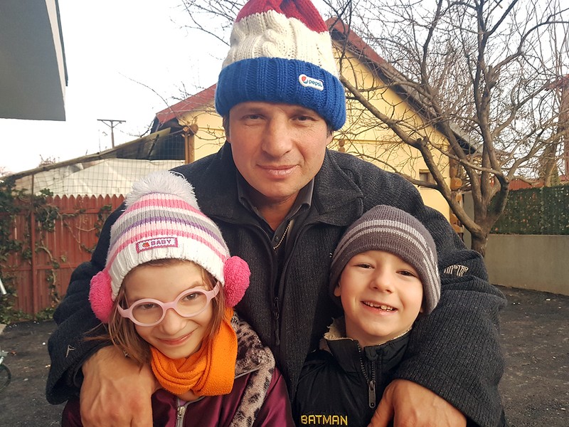 Viorel, alături de cei doi copii ai săi