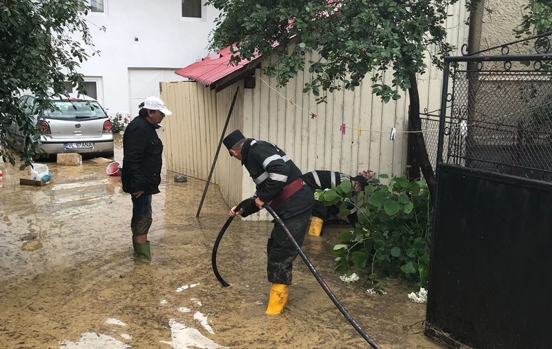Bărbat luat de viitură în Neamț, în timp ce era cu vacile pe un deal. Pompierii au început căutările