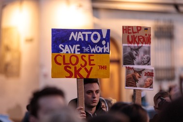 NATO, salvați lumea, închideți cerul, mesajul unui protestatar