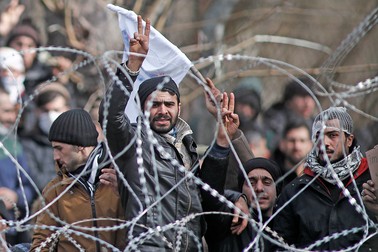 Mii de migranți se află la granița Greciei cu Turcia | Foto: EPA
