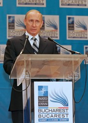 Președintele rus Vladimir Putin în timpul unei conferințe de presă care urmează Consiliului NATO-Rusia de la București, România, 04 aprilie 2008. Vladimir Putin a spus că dezvoltarea în continuare a relațiilor Rusia-NATO va depinde de disponibilitatea NATO de a lua în considerare interesele Rusiei. Foto: EPA
