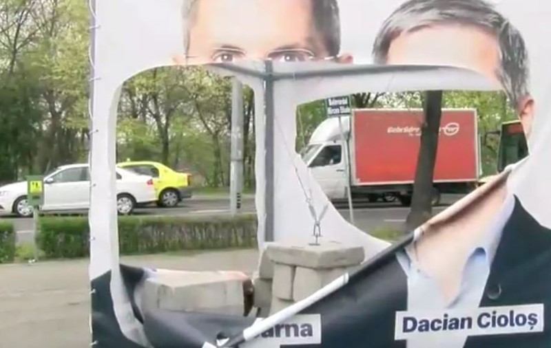 Alianța 2020 USR PLUS acuză o operațiune de distrugere și vandalizare a corturilor sale electorale (VIDEO)
