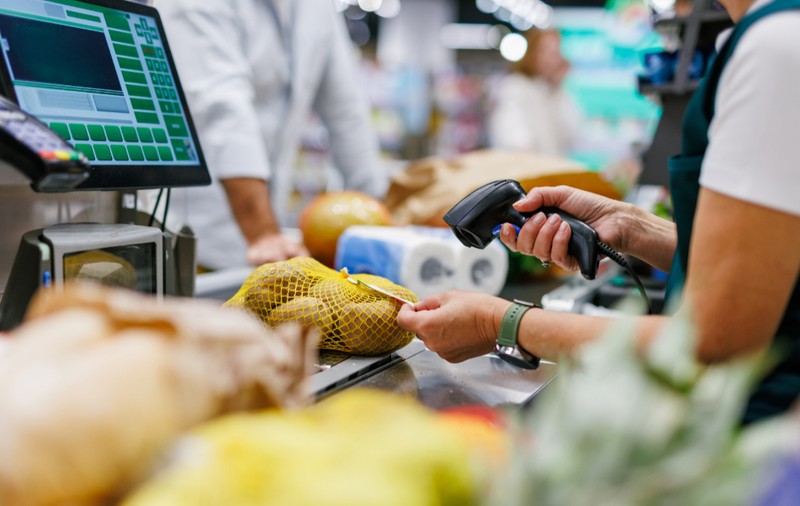 Cum a reușit angajata unui supermarket să fure 100.000 de euro fără ca nimeni să își dea seama. Escrocheria inventată de o casieră, în Franța