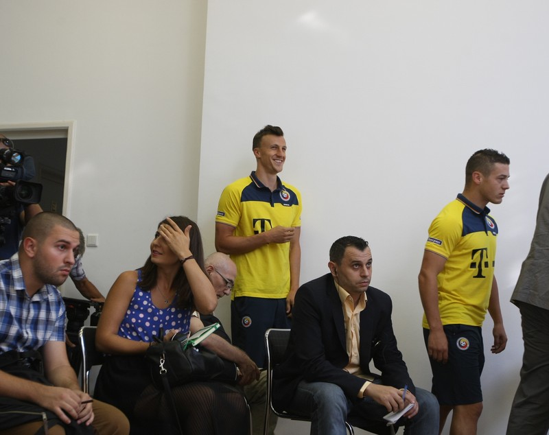 PRELIMINARIILE EURO 2016, ROMÂNIA - GRECIA (luni, ora 21.45, TVR 1) / Puiu e nervos. A plecat brusc din conferința de presă. Nu știe dacă va fi lăsat la cârma naționalei, ^dacă va califica echipa la turneul final din Franța. Ce au declarat tricolorii la Mogoșoaia / GALERIE FOTO