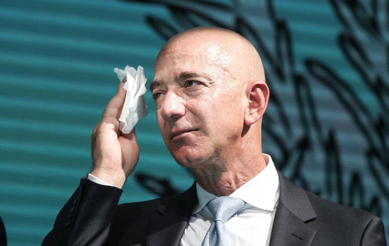 Jeff Bezos nu mai este cel mai bogat om din lume. Cine i-a luat locul