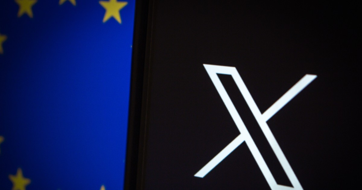 Drapelul Uniunii Europene în stânga și logo-ul X în dreapta