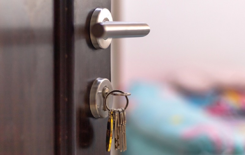 O femeie, care ar fi murit în urmă cu patru ani, a fost găsită într-un apartament din Ploiești, după ce fiica sa din Italia a sunat la Poliție