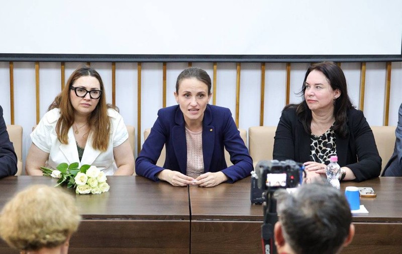 Oana Țoiu a vorbit la Kiev despre școli și slujbe religioase în limba română. 31 august va deveni Ziua Limbii Române și în Ucraina