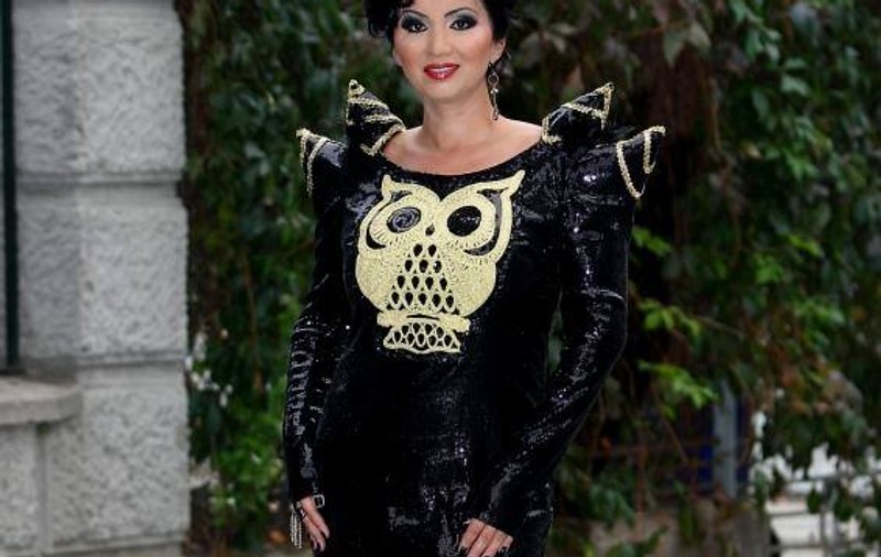 După ce Răzvan Ciobanu a criticat o rochie creată de Adriana Bahmuţeanu, aceasta A LUAT FOC! Vezi ce ACUZAŢII GRAVE îi aduce designerului!