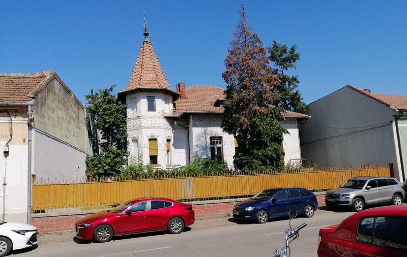 Se vinde o fostă vilă de protocol din vremea lui Ceaușescu. Cât cere statul pe clădirea nefolosită de 3 ani și cum arată acum