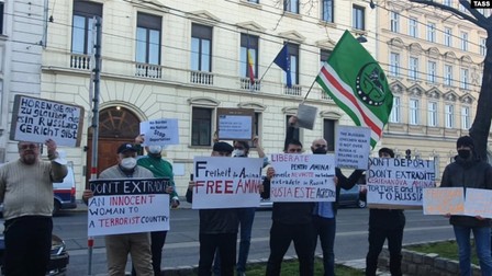 La protestul din Viena, pe lângă diaspora cecenă, au participat şi reprezentanți ai organizațiilor pentru drepturile omului. Foto: Facebook / FreeAmina