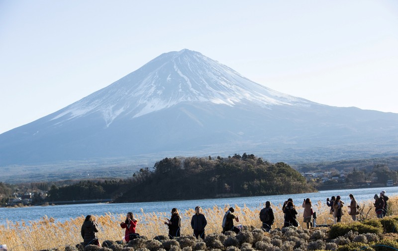 Un oraș din Japonia ridică un gard de 2,5 metri, pentru a bloca o privelişte spre Muntele Fuji, foarte populară printre turiștii care „nu respectă regulile"