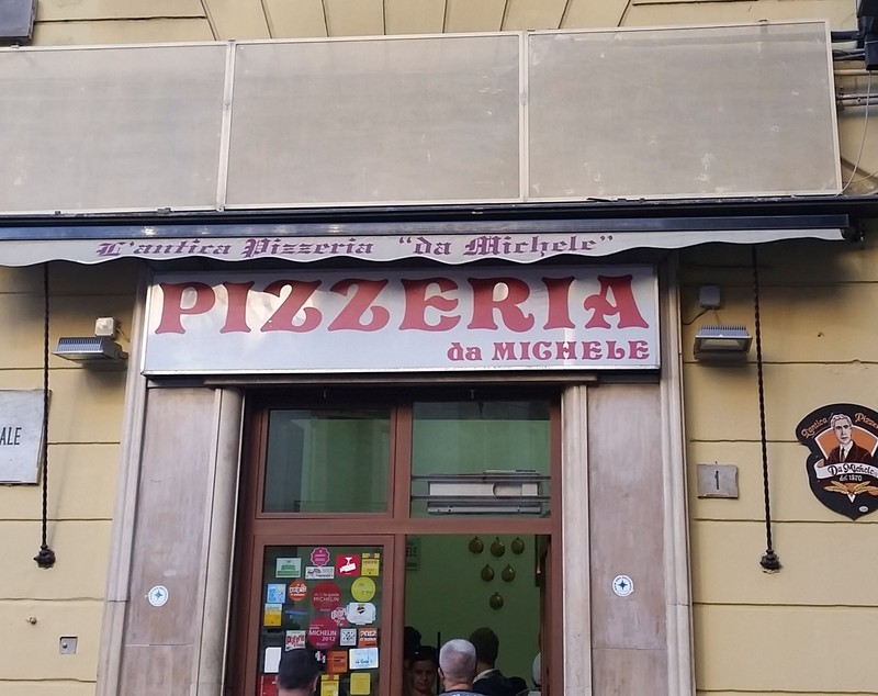 Pizzeria din film. În Napoli, poți mânca pizza preparată de oamenii care i-au servit cu celebrul preparat italian pe Julia Roberts și pe Maradona
