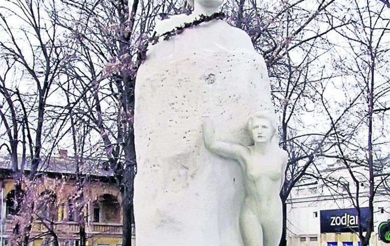 Muza lui Eminescu a rămas iar fără mână