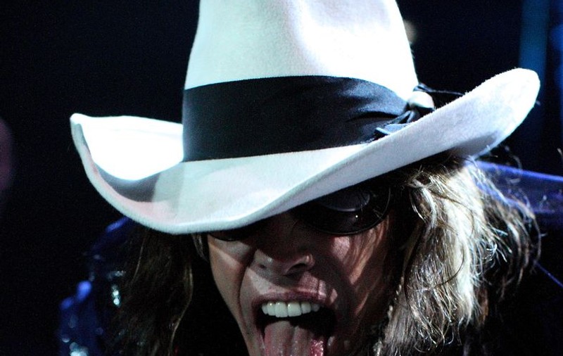 Solistul formaţiei Aerosmith, spitalizat după ce a căzut de pe scenă