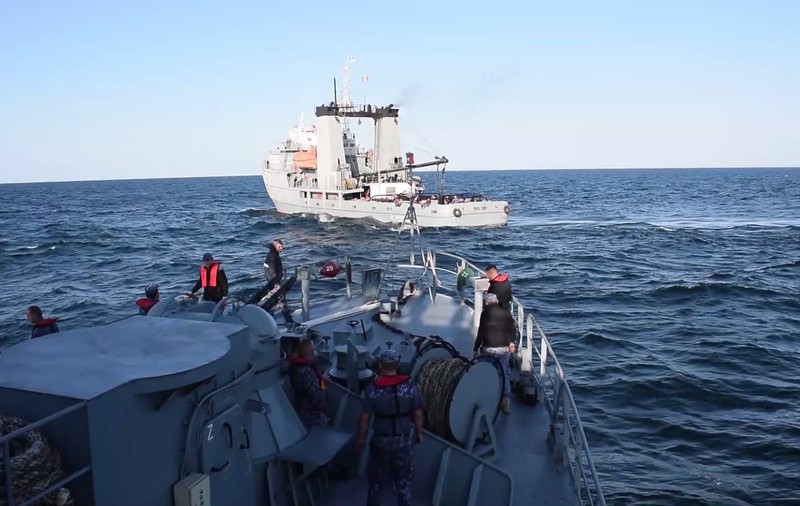 Nava avariată după ce a lovit o mină de război în Marea Neagră a ajuns în portul Constanța