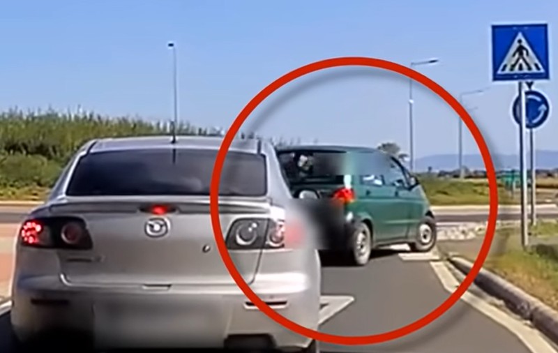 „Cine i-o fi dat permisul?”. Pe unde a luat-o un șofer de Matiz într-un sens giratoriu din Ungaria | VIDEO