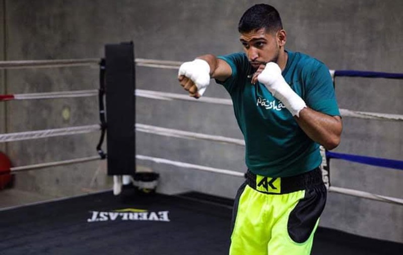 Campionul mondial de box Amir Khan, dat jos din avion, în SUA, fiindcă nu purta corect masca de protecție