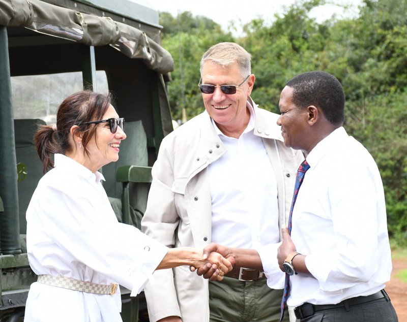 Safari în vreme de război: imagini din Kenya cu președintele Klaus Iohannis și soția sa, în vizită în Parcul Național Nairobi
