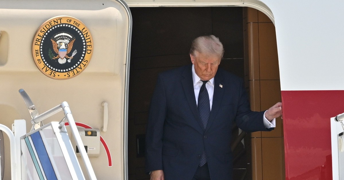 Donald Trump, surprins în timp ce iese din avionul Air Force One. Imagine cu caracter ilustrativ Foto: Profimedia