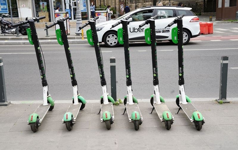 O tânără este cercetată penal după ce a căzut de pe o trotinetă electrică și s-a rănit