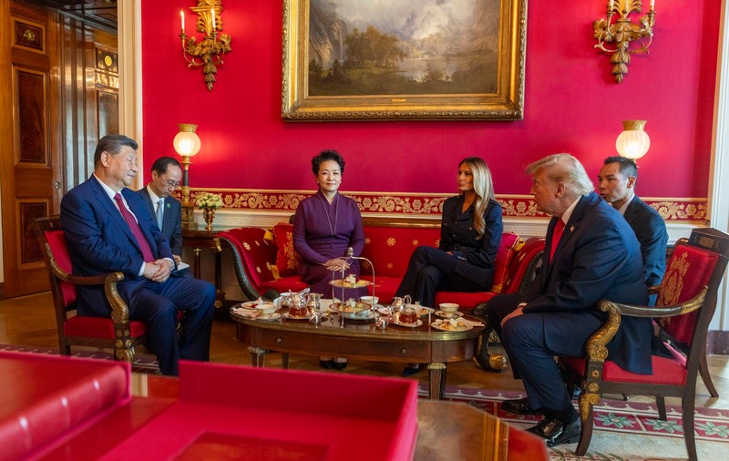 Cameră roșie pregătită la Casa Albă cu ocazia vizitei lui Xi. Liderul chinez și soția sa, găzduiți de Donald și Melania Trump la ceremonia ceaiului Sursa foto: Profimedia
