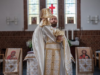 Preotul ortodox Gabriel Bodescu la slujba de duminică în capela Bisericii Luterane din Skagen, Danemarca