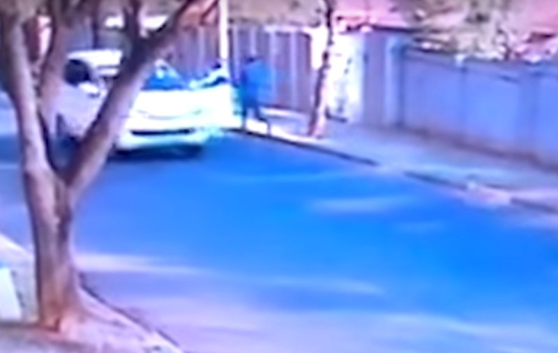 Un bărbat a încercat să răpească o fată din plină stradă! Imagini incredibile de la tentativa de lângă un parc circulat | VIDEO