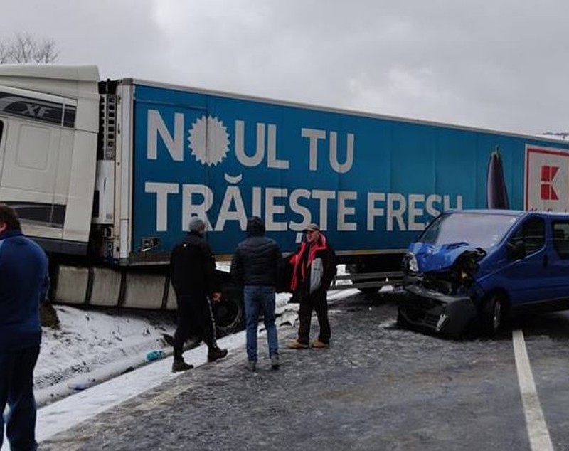 UPDATE / Traficul auto și feroviar între Huedin și Oradea au fost reluate, după accidentul rutier din zonă