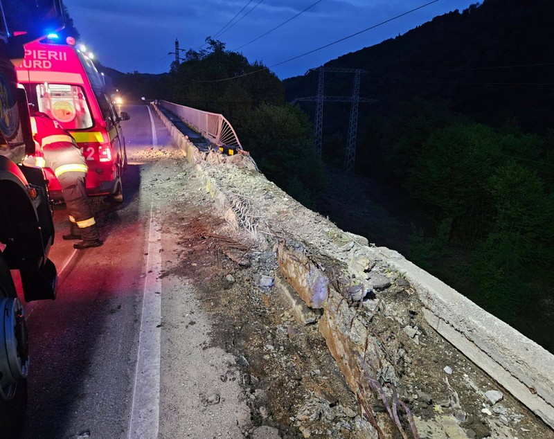 Un TIR a căzut de pe DN1 într-o râpă adâncă de peste 100 de metri, în apropiere de Sinaia