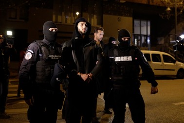 Andrew Tate, în momentul în care a fost adus la sediul Poliției Capitalei. Foto: Inquam Photos / Octav Ganea
