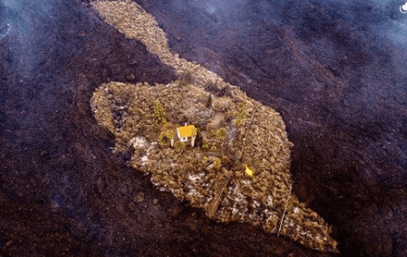 Căsuța care rezistase ca prin minune erupției vulcanului Cumbre Vieja din La Palma a fost înghițită de lavă