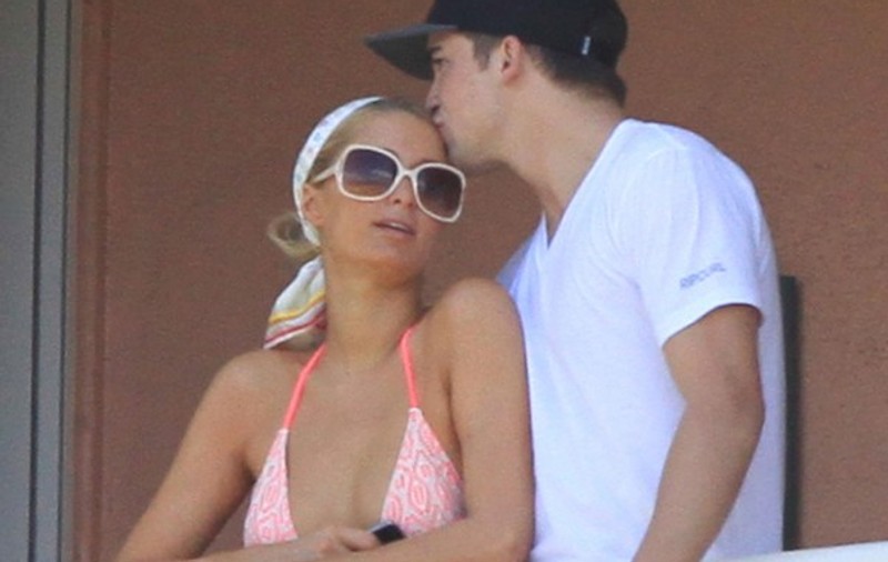 El e noul iubit al lui Paris Hilton, mai tinerel cu 10 ani decât vedeta! | FOTO